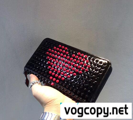 収納できるアイテム　クリスチャン ルブタン　Christian Louboutin　今季セール財布 スタッズウォレット  高級感溢れるデザイン　クリスチャン ルブタン　パテントカーフ　ラウンドファスナー長財布　ブラック　